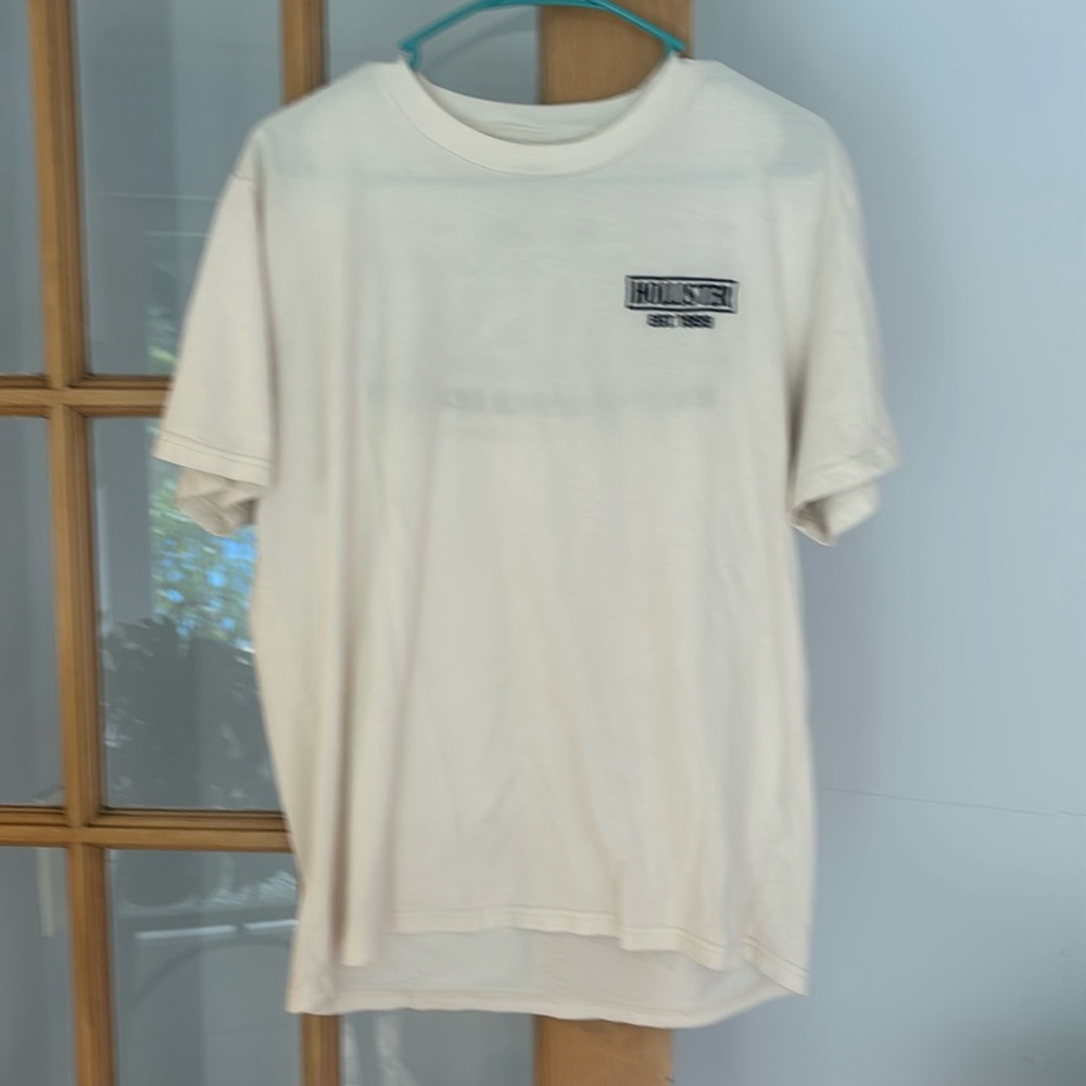 Like new Hollister cream color tshirt size med